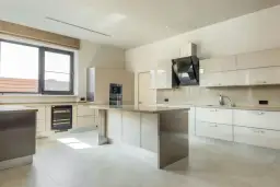 Minimalizm w szczegółach: Przewodnik po uchwytach wpuszczanych dla nowoczesnych wnętrz