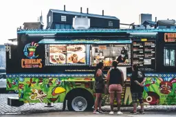 Ile można zarobić na food trucku? Poznaj realne zyski i koszty biznesu