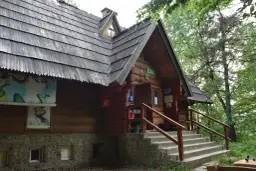 Bacówka PTTK w Bartnem - idealne miejsce na górski wypoczynek