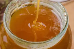 Czy miód ma cukier? Wszystko o naturalnych cukrach w miodzie i ich wpływie na zdrowie