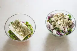 Co do sałatki greckiej? Odkryj najlepsze składniki i przepisy