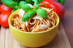 Szybki sos do spaghetti bez mięsa, który smakuje jak bolognese