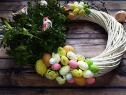 Jak zrobić trwały stroik wielkanocny na cmentarz – prosty poradnik krok po kroku