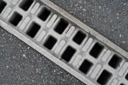 Jakie odwodnienie liniowe na podjazd zapewni skuteczne odprowadzanie wody?