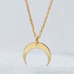 Naszyjnik z księżycem: duchowe znaczenie i symbolika amuletu