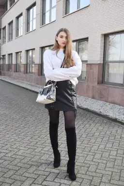 Czarna skórzana spódnica: 7 stylizacji, które zachwycą każdego