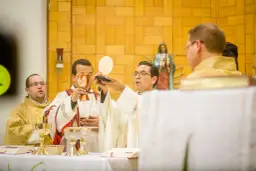 Msza święta kiedy wstawać - kluczowe momenty dla wiernych podczas liturgii