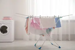 Jak bezpiecznie suszyć pranie w domu unikając nadmiernej wilgoci