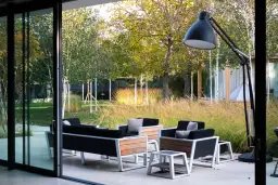 Ogród w którym hoduje się rośliny wieloletnie - jak uniknąć błędów w pielęgnacji