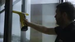 Myjka do okien Karcher – jak rozpoznać, kiedy jest naładowana?