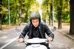 Jaki kask na motorower? Wybierz najbezpieczniejszy model dla siebie