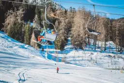 Wyciągi narciarskie blisko Krakowa – najlepsze stoki na narty w regionie