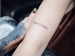 Ile kosztuje tatuaż cytat? Poznaj ceny i czynniki wpływające na koszt