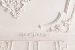 Czy listwy styropianowe trzeba malować? Odkryj zalety i wady malowania