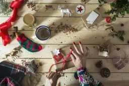 Pomysły na własnoręczne prezenty i ozdoby pod choinkę, które zachwycą