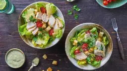 Jak zrobić sałatkę Cezar - prosty przepis, który zachwyci gości