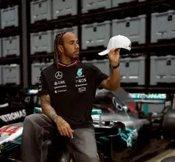 Mercedes AMG F1 shop – najlepsze produkty dla fanów Formuły 1