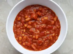 Ile kalorii ma fasolka po bretońsku z kiełbasą: Kompletna analiza kaloryczności