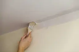 Jak odciąć sufit przy malowaniu: praktyczne techniki i porady