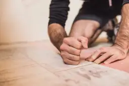 Co to jest v fuga i jak wpływa na wygląd podłóg?