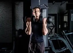 Jak łączyć partie na treningu, aby uniknąć przetrenowania i osiągnąć wyniki