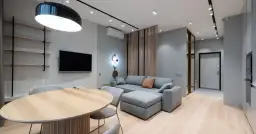 Zabudowa TV: Jak ukryć kable i stworzyć stylową ścianę?