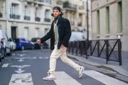 Beżowe spodnie męskie stylizacje, które odmienią Twój styl na co dzień