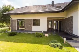 Ile kosztuje montaż okien? Sprawdź, co wpływa na ceny i oszczędności