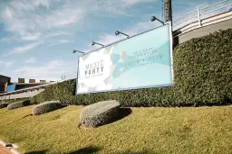 Ile kosztuje reklama na budynku? Poznaj ceny i czynniki wpływające na koszty