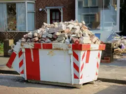 Wyrzucanie gruzu do śmieci: Poznaj legalne sposoby utylizacji i wysokość kar