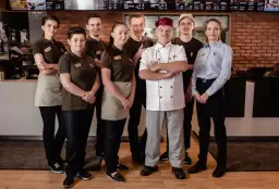 Pełne zestawienie zarobków w KFC: Realne stawki, premie i benefity