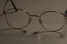 Jak bezpiecznie pomalować oprawki okularów w domu - praktyczny poradnik