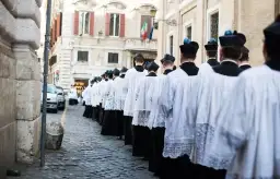 Jak księża radzą sobie z popędem seksualnym: prawda o życiu w celibacie