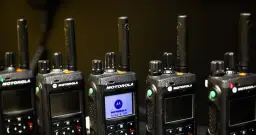 Częstotliwości na jakich nadaje policja: aspekty techniczne i prawne