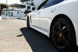 Na którą oś lepsze opony – mniej zużyte dajemy na tył czy na przód?