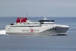 Z jaką prędkością płynie prom? Odkryj tajemnice podróży morskich