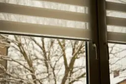 Jak wybrać idealne rolety na okno dachowe? - Poradnik zakupowy