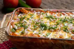 Pyszna zapiekanka wegetariańska z makaronem, która zaskoczy smakiem