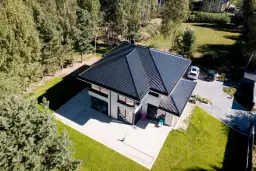 Ile kosztuje zrobienie wjazdu na działkę? Sprawdź, co wpłynie na cenę