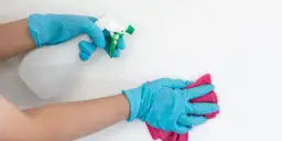 Skuteczne sposoby na usunięcie kleju z kamienia dekoracyjnego