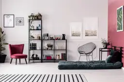 Co postawić na regale w salonie, aby dodać mu wyjątkowego stylu