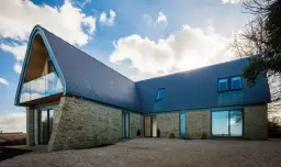 Ile bierze dekarz za m2? Sprawdź ceny i uniknij wysokich kosztów