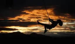 Spadanie we śnie: Co oznacza i dlaczego nas przeraża?