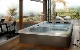 Swim spa: idealne rozwiązanie dla małego ogrodu i zdrowia