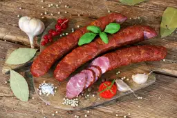 Kiełbasa z jelenia – wyjątkowy smak i przepisy, które musisz znać