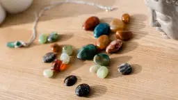 Jak zrobić naszyjnik z kamieni - proste kroki do pięknej biżuterii