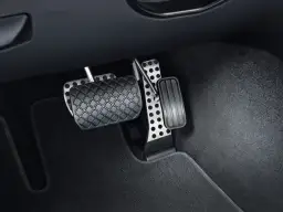 Układ pedałów w samochodzie: podstawy jazdy dla początkujących kierowców