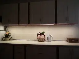 Jak zrobić oświetlenie pod szafkami w kuchni - proste kroki i porady