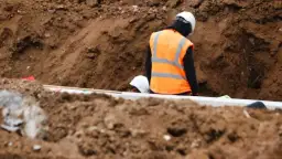 Na jakiej głębokości kabel elektryczny? Poznaj kluczowe zasady!