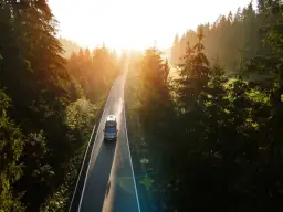 Kamper czy przyczepa kempingowa – co wybrać, aby uniknąć rozczarowania?